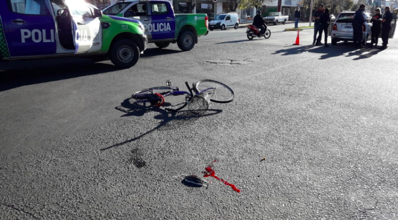 Una ciclista resultó herida tras ser embestida por un auto Canal Verte